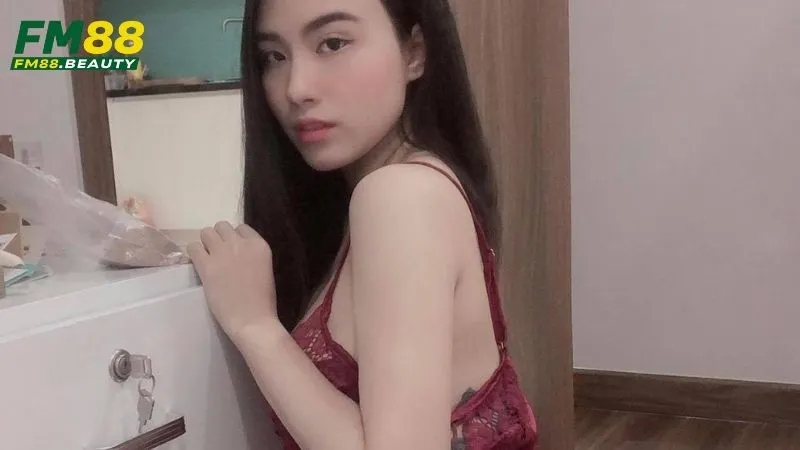 Clip Linh Miu – Hot Girl Gợi Cảm Hội Xinh Gái FM88 4 Linh Miu vẫn giữ thái độ thẳng thắn và không e ngại trước những lời đồn thổi